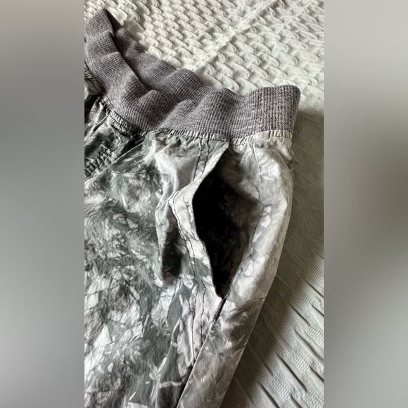 CAbi Gray Tie-Dye Women Jeggings - Picture 3 of 9